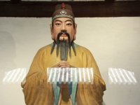 Lieu Bei himself som var en af de tre kejsere som kendes fra den sidste periode i den østlige Han dynasty og i starten af perioden med de 3 Kongeriger (220-280).