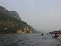 Med  bambusbåd nedad Lijiang floden