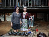 Fruen og en pige i tradionel kinesisk tøj.