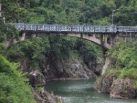 En bro ovver den lille flod i bjergene uden for Shaoguan
