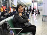 Fruen var vist lidt træt (Lufthavnen i Guangzhou)