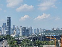 View ud over den første bro over Yangtze-floden og Wuhan fra det gule trane tårn