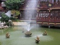 Dammen i den gamle by's  God Temple område, lige uden for Yuyuan Garden