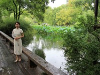 Klassisk kinesisk dame i Suzhou