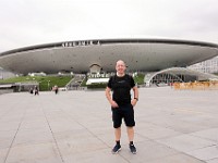 Manden foran det der ligner Enterprise men som hedder Mercedes-Benz Arena