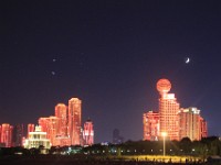 Wuhan by nigth set fra Yangtze floden