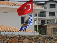 Tyrkiets og det lokale flag måske?