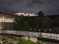 Stoa af Attalos, masser af graffiti og Akropolis i baggrunden