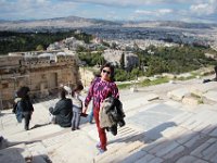Smukke på indgangstrappen til Akropolis med Athen i baggrunden