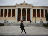 En ung studerende som er ved at træde ved siden af (Universitetet i Athen)