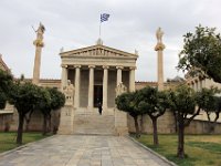 Akademiet i Athen med statuen af Athena til venstre og statuen af apollo til højre.