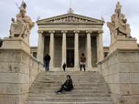 Fruen på trappen til Akademiet i Athen som er opdelt i tre ordrer: Naturvidenskab, Kunst og Moral og politiske videnskaber.