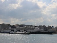 En stor og lille i havnen i Piræus