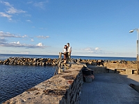 Et par fiskere i Snogebæk havn