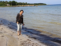 En skæv kone ved Balka strand.