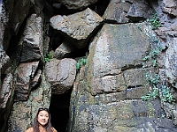 Jie ved indgangen til den Sorte Gryde (hun skulle lige vide at hulen er hjemsted for den giftige kæmpeedderkop Meta Menardii).