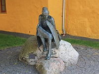 Bronzestatuen Metamorphose (forvandling fra menneske til engel) skabt af Arne Ranslet (Allinge kirke).