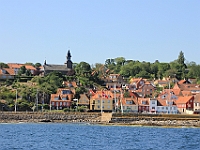 Gudhjem kirke set fra båden til Christiansø.
