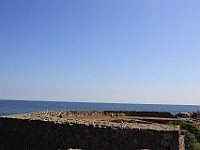 Man kan godt se at der blev bygget forsvarsværker på øen.