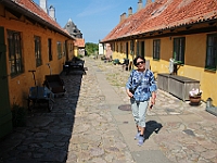 Gamle huse og en lidt yngre dame på Frederiksø