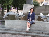 Fang siddende på Neptunbrunnen