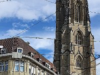 Fribourg katedralen er bygget på et klippefyldt område 50 meter over floden Sarine (Saane), der dominerer den middelalderlige by nedenfor.