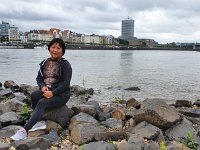 Frau Yan am Rheinufer