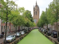 Oude Kerk i Delft med en miljø rigtig flod