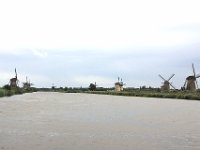 Kinderdijk har et system af 19 vindmøller til at dræne det inddæmmede marsk områder.