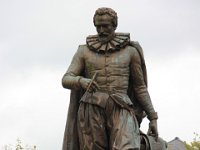Statue af den berømte matematiker Simon Stevin som alle nok kan huske fra folkeskolen (ligevægtsbetingelse for legemer på et skråplan) - Brugge.