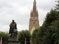 Statuen af Simon Stevin med Vor Frue kirke i baggrunden (Brugge)