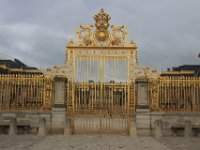 Indgangen til Versailles (Grille royale) er guldporten  med Solkongens ikon.