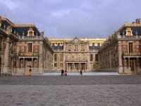 Cour Royale hvorfra man se Marmorgården (La cour de Marbre), som er flot udsmykket med marmor, forgyldte balkoner, buster m.m. Her ligger det oprindelige jagtslot, som er bygget sammen med Versailles-slottet.