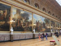 Galerie des Batailles inderholder 33 store vægmalerierog 82 buster af kendte generaler