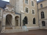 Palais des Ducs et des Etats de Bourgogne - med en statue af Claus Sluter