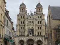Église Saint-Michel - en kirke fra det 16. århundrede, der er berømt for sin renæssancefacade, der betragtes som en af ​​de smukkeste i Frankrig.