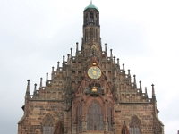 Die frau und die Frauenkirche auf dem Hauptmarkt Nürnberg