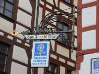 Som der står "Zuml Albrecht Dürer" så det er huset ved siden af Albrecht Dürer huset. Bryggeriet er grundlagt en smule før Carlsberg.
