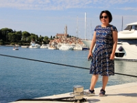 Fruen ved havnen i Rovinj med hendes drømme yacht i baggrunden