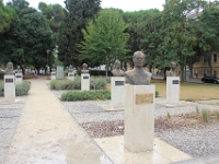 Tito's park med buste af samme plus en hel masse andre national helte.
