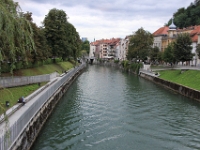 Ljubljanica floden som løber gennem Ljubljana set fra St James Bridge