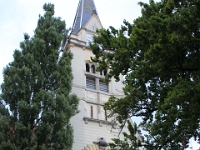 St. Jakob's sogne kirke godt gemt bag træerne. (Slovene: župnijska cerkev sv. Jakoba, šentjakobska cerkev)