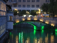 Den tredobbelte bro (Tromostovje) over Ljubljanica floden så smuk ud i aften belysningen