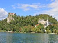 Bled slottet er det ældest slot i Slovenien. Til venstre sognekirken St. Martina.