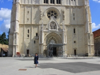 Madam blå foran katedralen i Zagreb