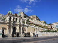 Indgangen til Budapest historiske museum med slottet  ved siden af.