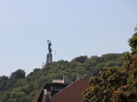 Frihedsstatuen på toppen af Gellért højen. Statuen blev rejst i 1947 for at minde om den sovjetiske befrielsen af  det nazistiske åg. I 1989 blev statuen og specielt dens tekst ændret så al rusisk forsvandt.