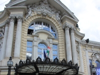 Fang foran komedieteatret i Budapest (ungarsk: Vígszínház). Startede i det 19. og 20. århundrede som en opposition til det konservative Nationalteater.