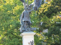Oversat Free Hazaert betyder frit moderland. Statuen blev rejst som en hyldest til de ungarske frihedskæmpere, der kæmpede i uafhængighedskrigen mod Østrig.
