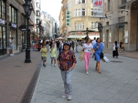 En farverig turis på gågaden Vaci i Budapest